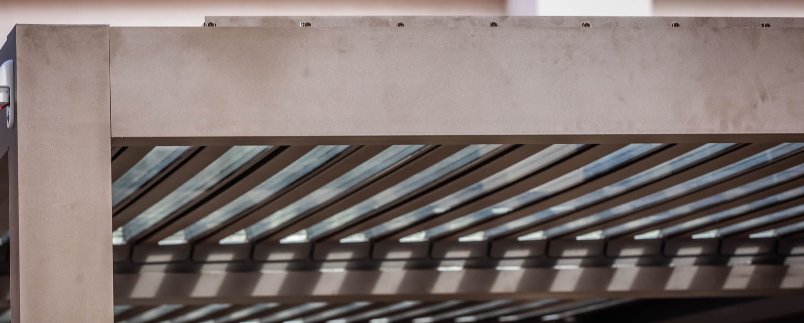 Detalle Pérgola Bioclimática SAONA, fabricada por NEULAM